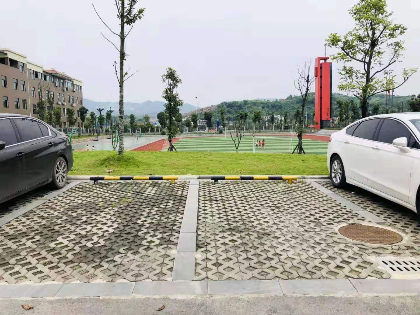 遵义新蒲新区停车场透水铺装工程实景图片