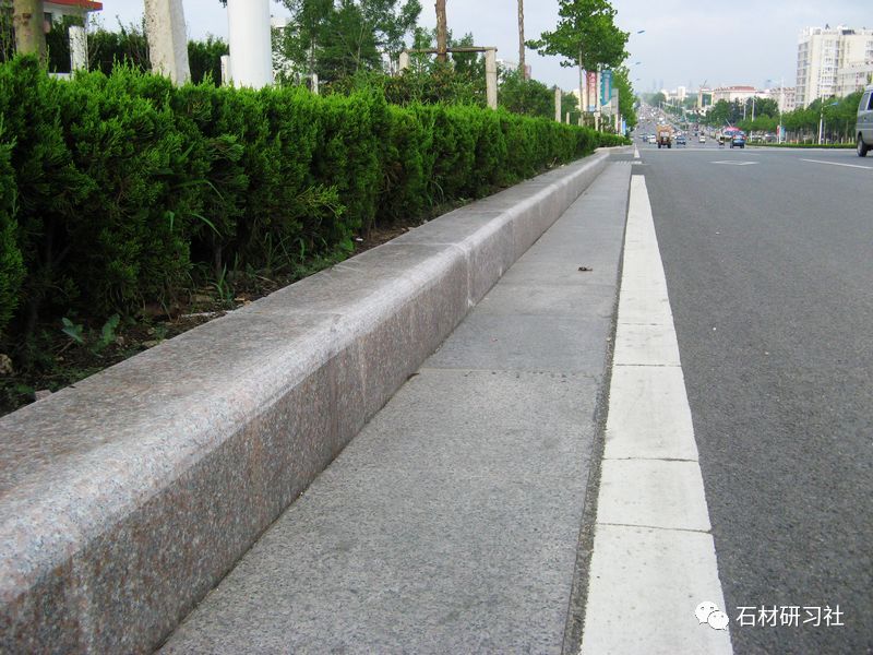 路沿石 花岗岩路侧石实拍图片
